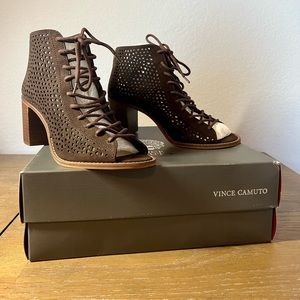 Vince Camuto Sandals. Brown color size 7.5